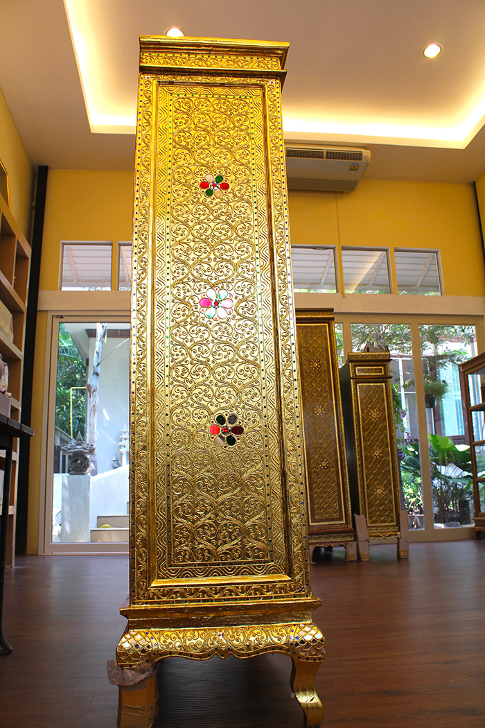 ตู้ที่เป็นรูปทรงสี่เหลี่ยมคางหมู ลงรักปิดทองคำเปลว ทั้งหลัง
พร้อมด้วยความประณีตในการเดินลายเส้นลงรักปิดทอง 
โดยช่างผู้ชำนาญในการจัดทำตู้พระไตรปิฎกมาอย่างยาวนาน 